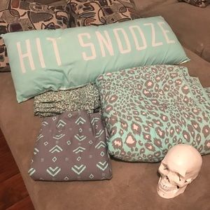 RARE VS Bedset (body pillow not included)